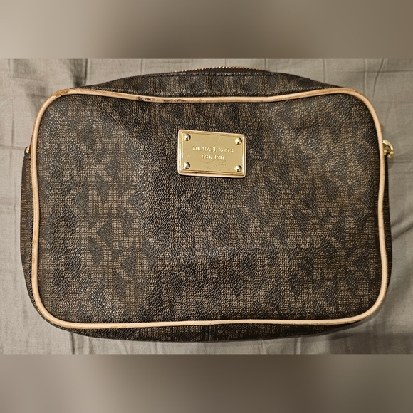 Micheal Kors Purse - Picture 2 of 4